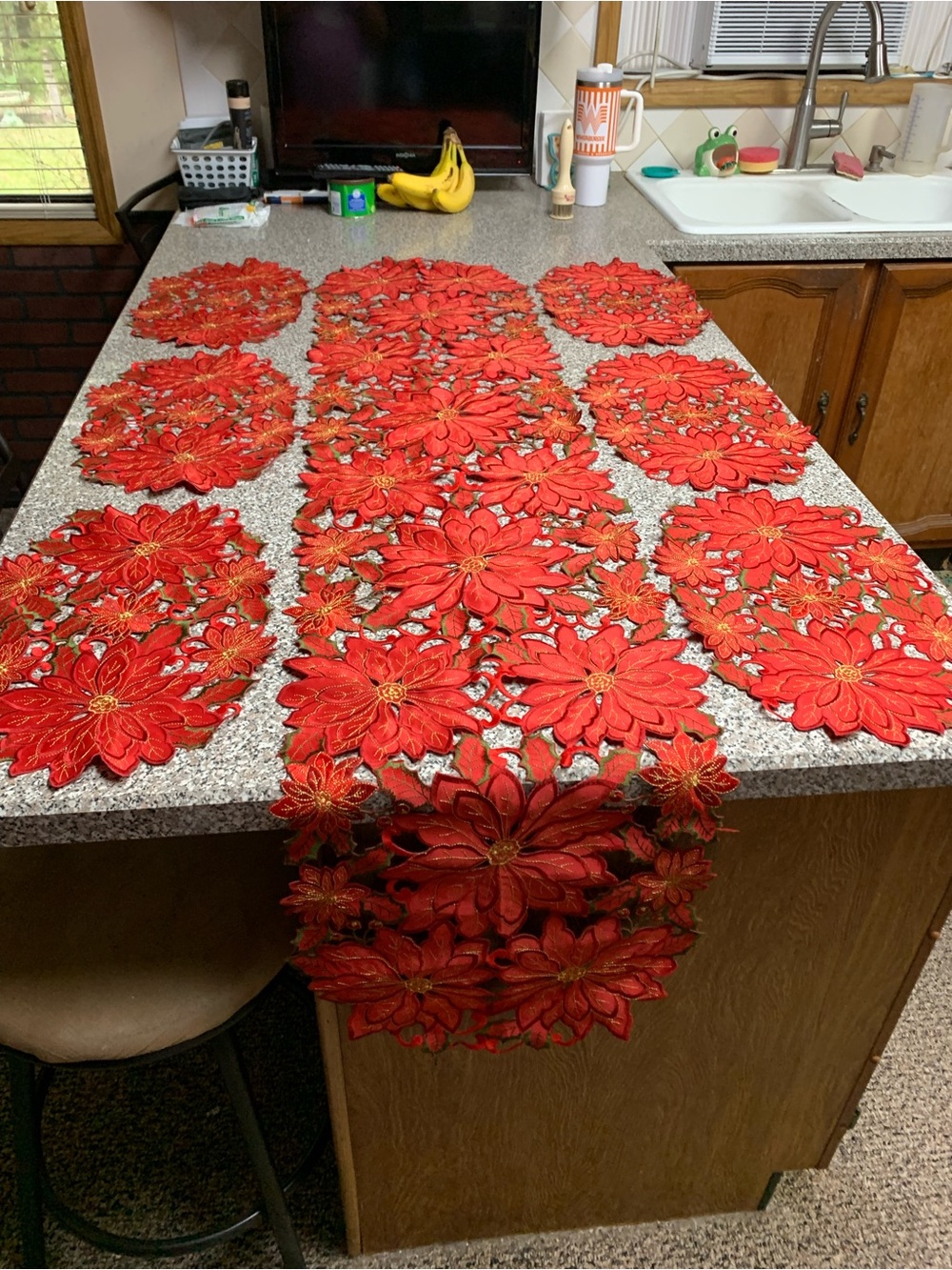 Red Poinsettia Cutout Table Runner & 6 Matching Placemats TT11